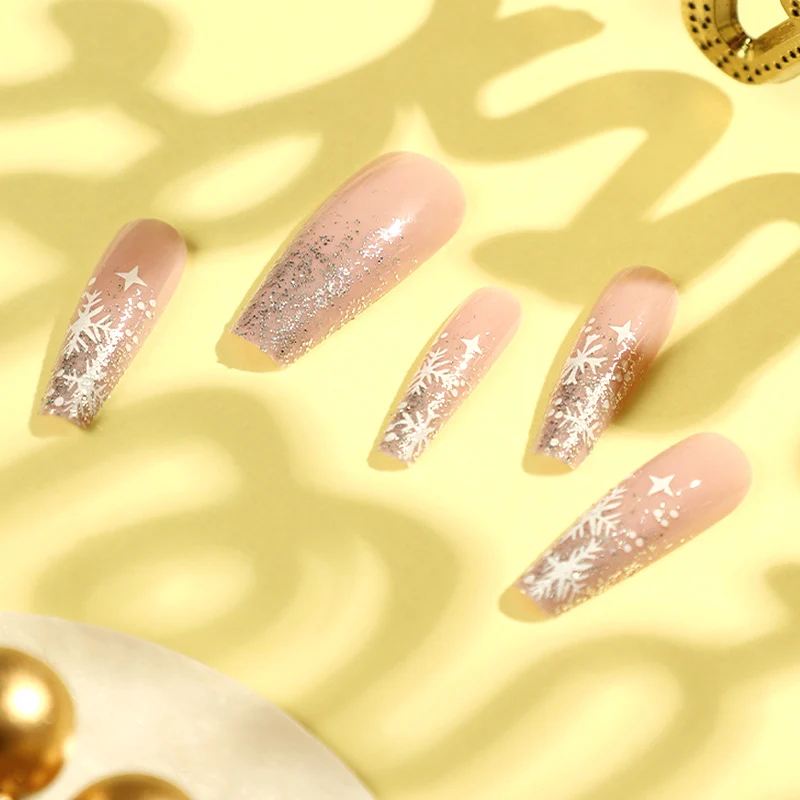 Kunstvolle Nagelkunst im Winterdesign mit Glitzer und Schneeflocken Karnz