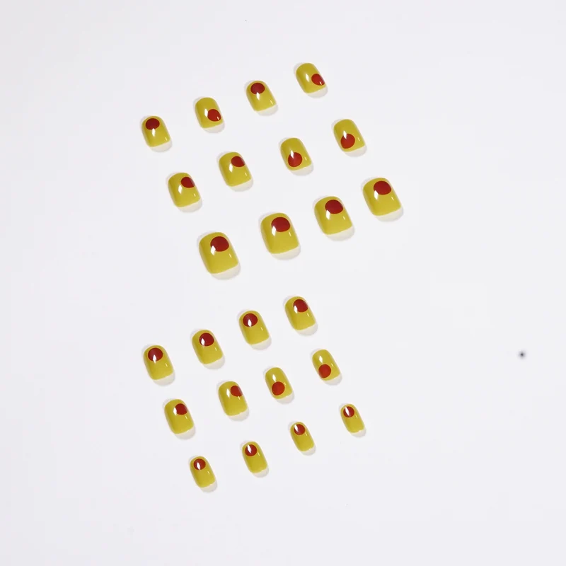 Kunstvolle Nagelkunst im modernen Minimalismus Karnz