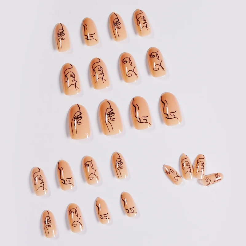 Kunstvolle Nagelkunst im minimalistischen Design Karnz