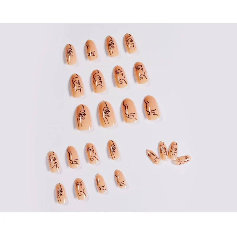 Kunstvolle Nagelkunst im minimalistischen Design Karnz