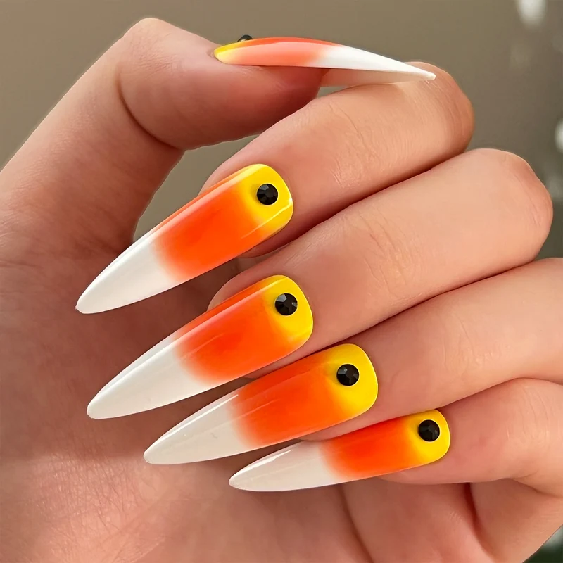 Kunstvolle Nagelkunst im Halloween-Design Karnz