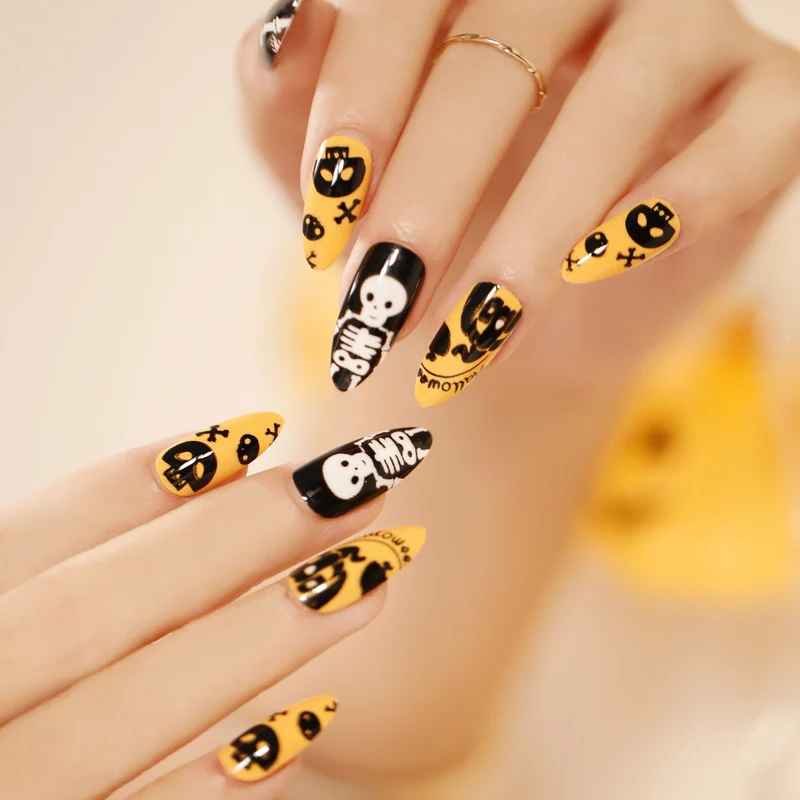 Kunstvolle Nagelkunst im Halloween-Design Karnz