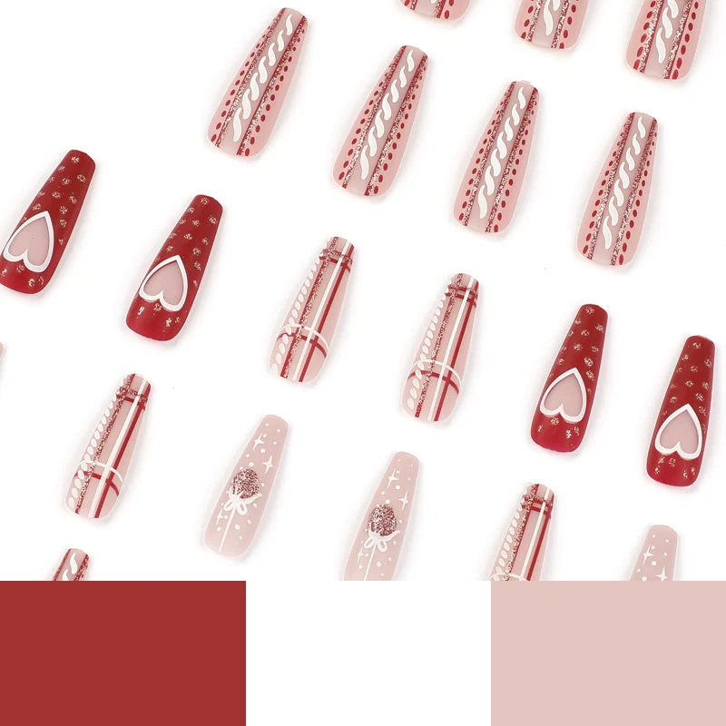 Kunstvolle Nagelkunst im festlichen Design mit Herz- und Weihnachtsmotiven Karnz