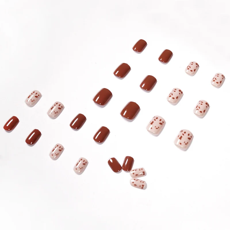 Kunstvolle Nagelkunst im eleganten Design Karnz