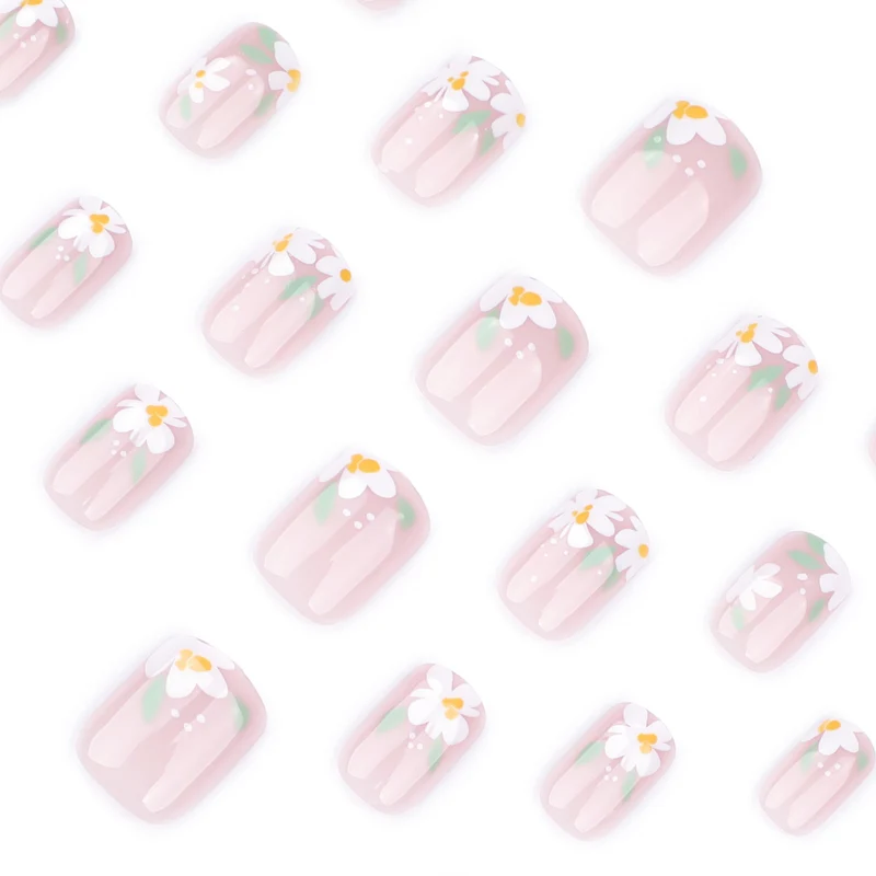 Kunstvolle Nagelkunst im eleganten Blüten-Design Karnz