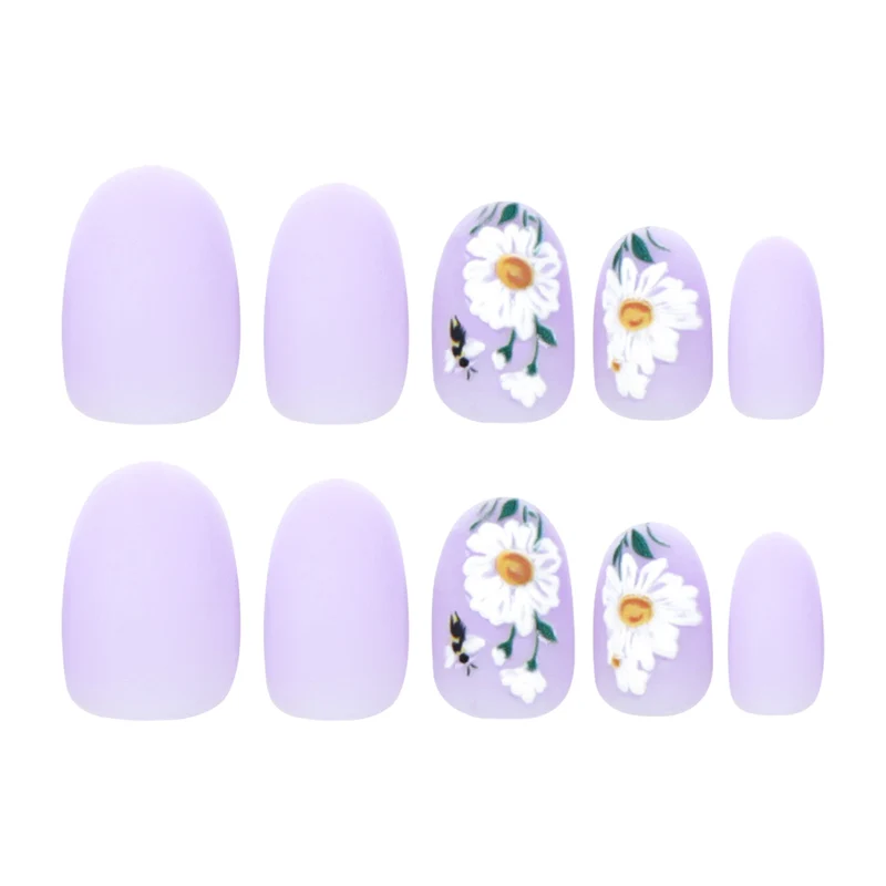 Kunstvolle Nagelgestaltung mit zarten Blumenelementen Karnz
