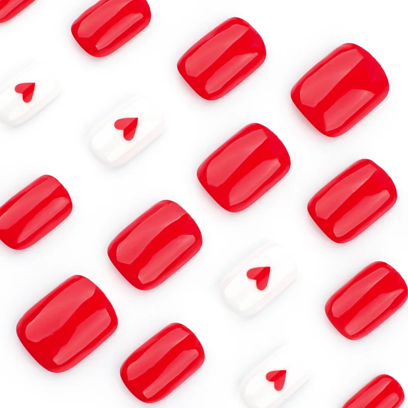 Kunstvolle Nagelgestaltung mit Herz-Design Karnz