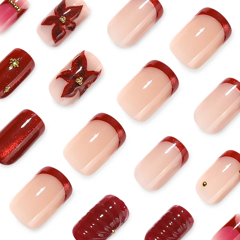 Kunstvolle Nagelgestaltung mit floralen und goldenen Akzenten Karnz