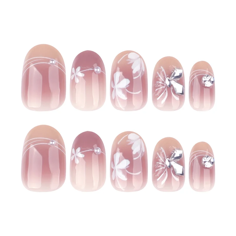 Kunstvolle Nagelgestaltung mit floralem Design und Glitzerakzenten Karnz
