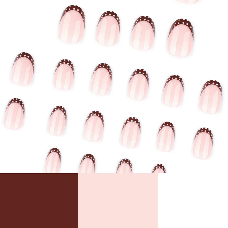 Kunstvolle Nagelgestaltung mit elegantem French-Tip und Akzenten Karnz