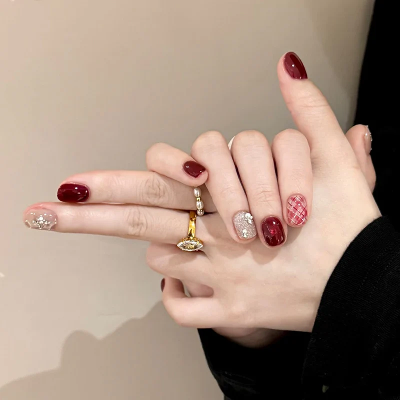 Elegantes dekoratives Nagelkunst-Set mit Juwelenakzenten Karnz