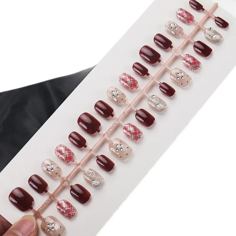 Elegantes dekoratives Nagelkunst-Set mit Juwelenakzenten Karnz