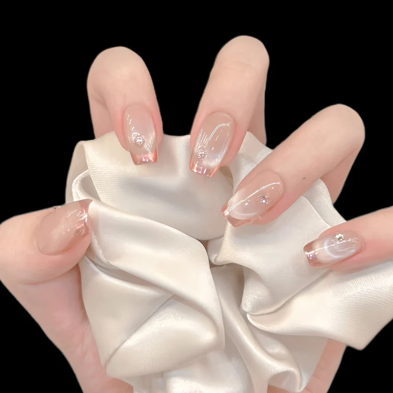 Elegante mit Kristallen verzierte Press-On Nägel Karnz