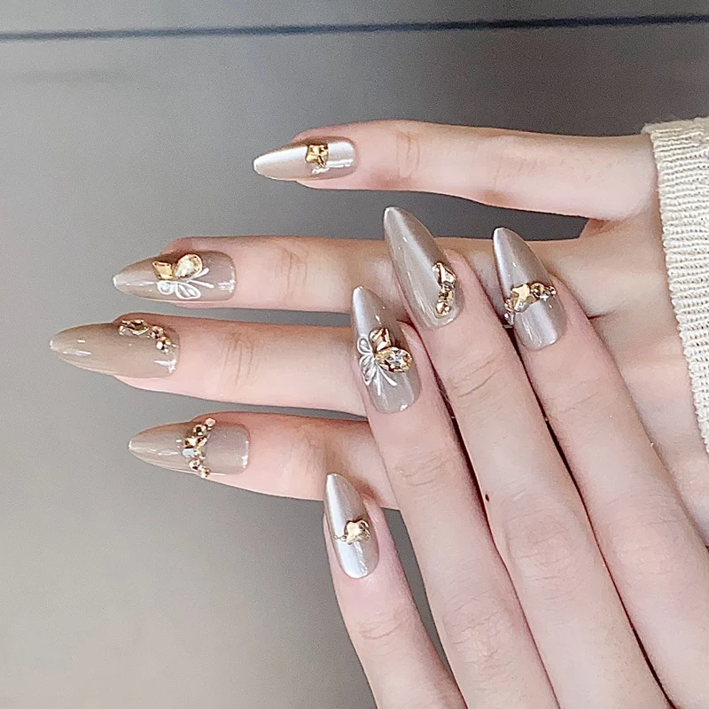 Dekorative Stiletto Press-On Nägel mit Rhinestone-Verzierungen Karnz