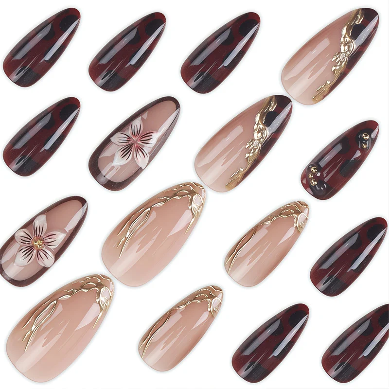 Dekorative Stiletto Press-On Nägel mit floralen und goldenen Akzenten Karnz