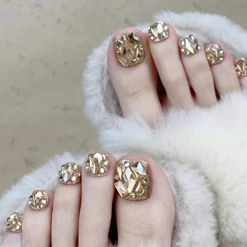 Dekorative mit Strass verzierten Fußnagelkunst Karnz