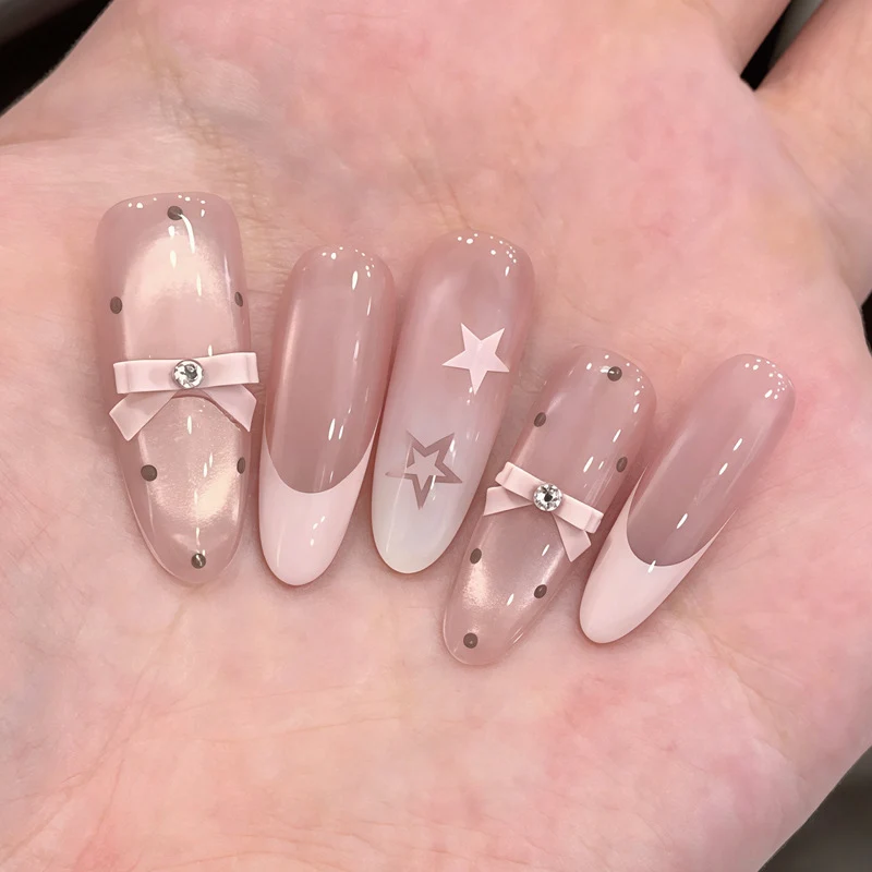 Dekoratives Press-On-Nagelset mit Stern- und Schleifenmotiven Karnz
