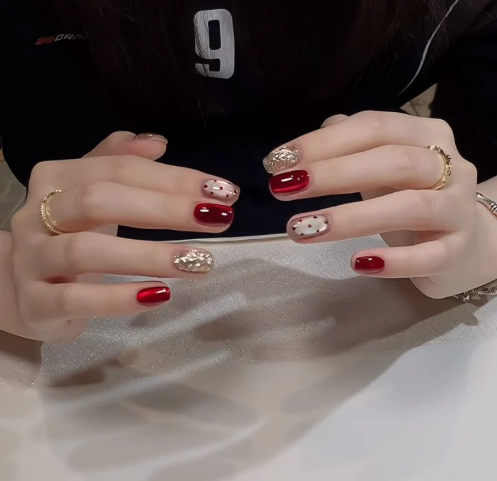 Dekoratives Press-On-Nagelset mit Stern- und Schleifenmotiven Karnz