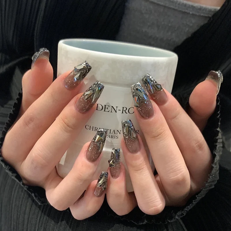 Press-On Nail Design Set mit künstlerischen holografischen Elementen Karnz