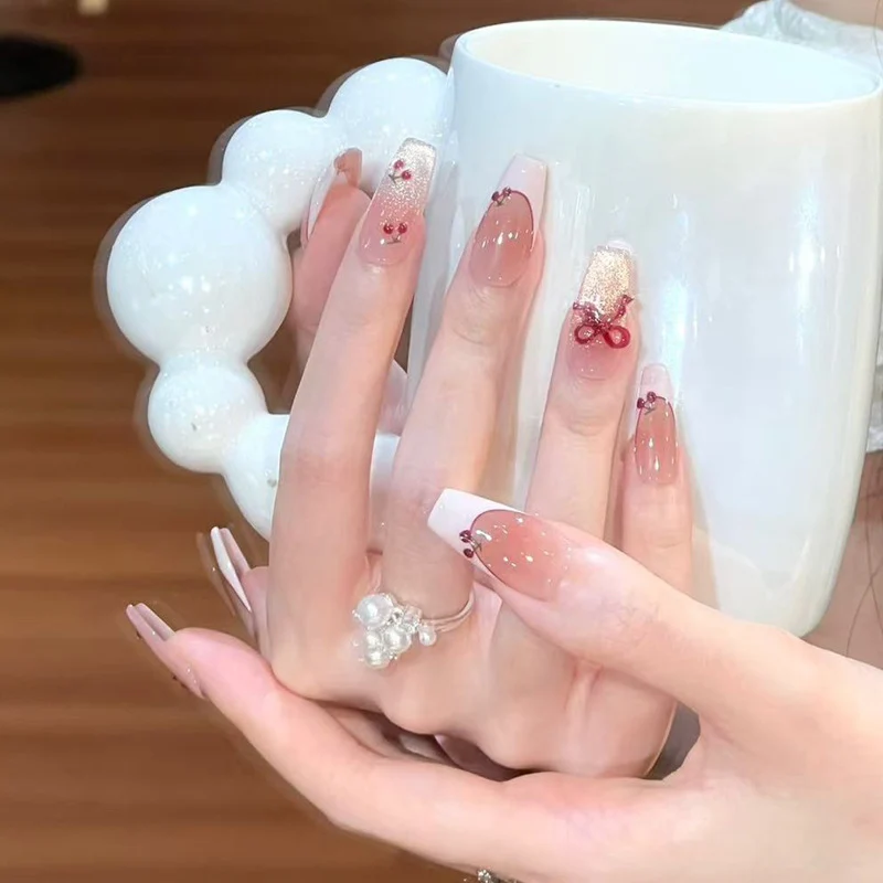 Press-On Nagelkunst mit eleganten Blumen- und Schleifendesigns Karnz