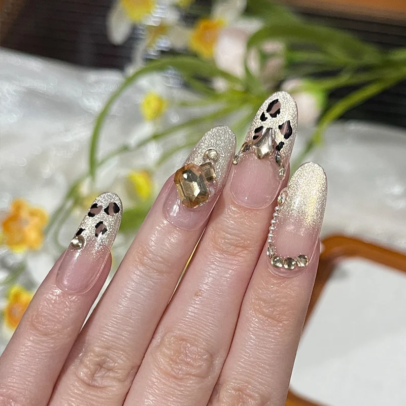 Premium Verziertes Nagelkunst Karnz