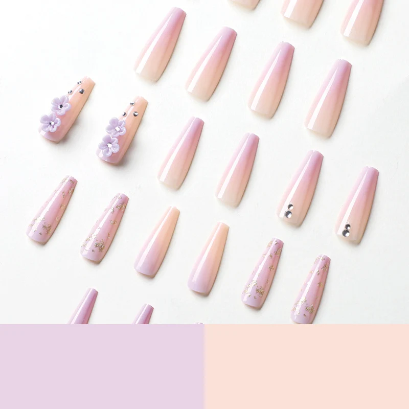 Kunstvolle Gel-Nägel mit Floral-Design und Glitzerakzenten Karnz