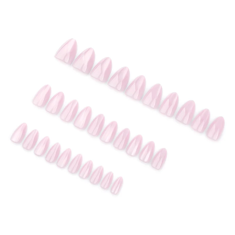 Kunstvolle Gel-Nägel mit elegantem Glamour-Finish Karnz