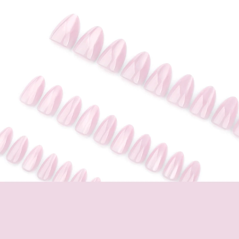 Kunstvolle Gel-Nägel mit elegantem Glamour-Finish Karnz