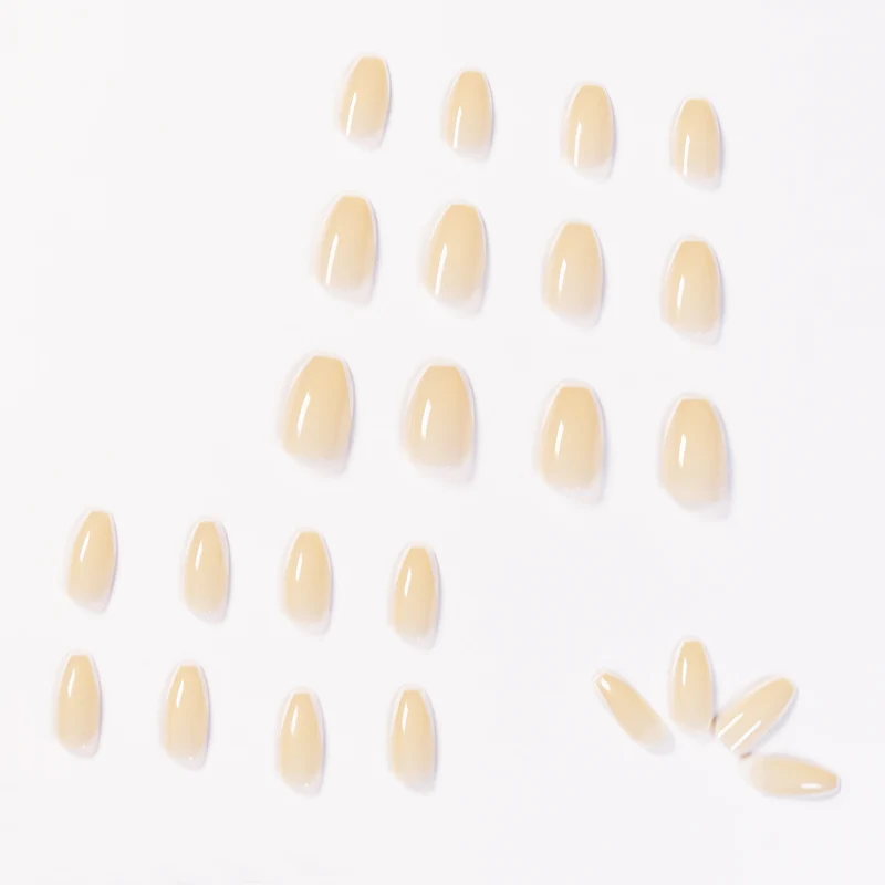 Kunstvolle Gel-Nägel mit elegantem French-Tip Karnz