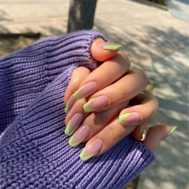 Kunstvolle Gel-Nägel mit elegantem Floral-Design und Glitzerakzenten Karnz