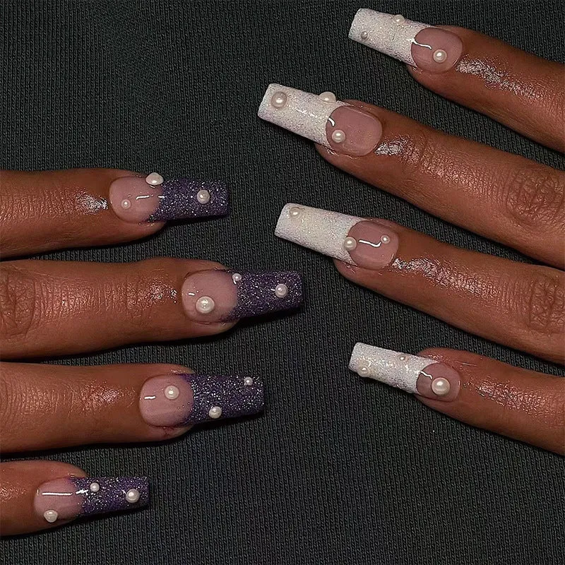 Kunstvolle Gel-Nägel mit elegantem Floral-Design und Glitzerakzenten Karnz