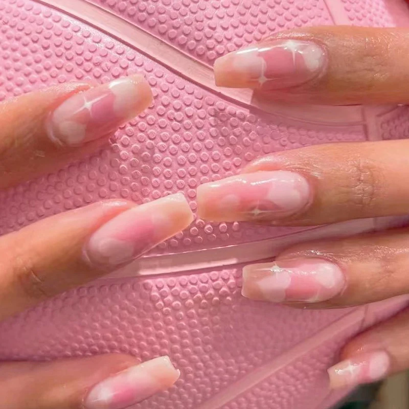 Kunstvolle Gel-Nägel mit elegantem Floral-Design und Glitzerakzenten Karnz