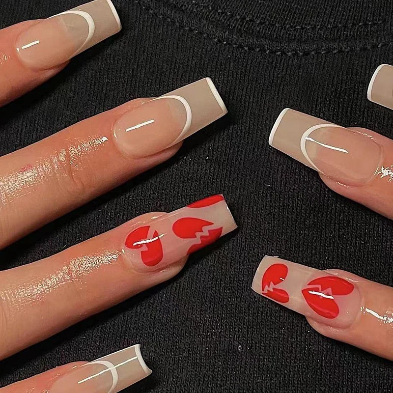 Kunstvolle Gel-Nägel mit elegantem Floral-Design und Glitzerakzenten Karnz