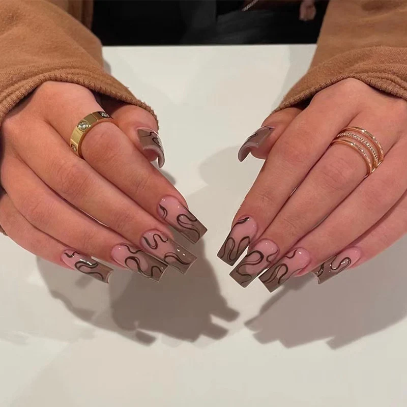 Kunstvolle Gel-Nägel mit elegantem Floral-Design und Glitzerakzenten Karnz