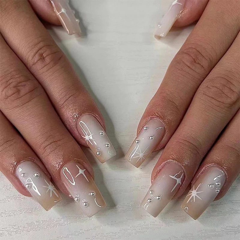 Kunstvolle Gel-Nägel mit elegantem Floral-Design und Glitzerakzenten Karnz