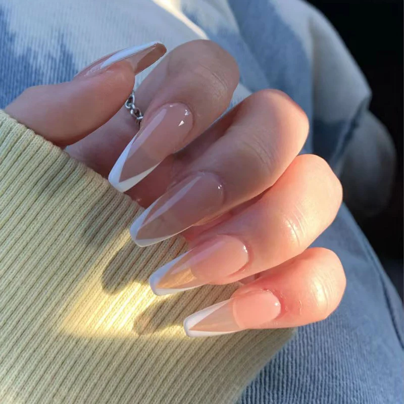 Kunstvolle Gel-Nägel mit elegantem Floral-Design und Glitzerakzenten Karnz