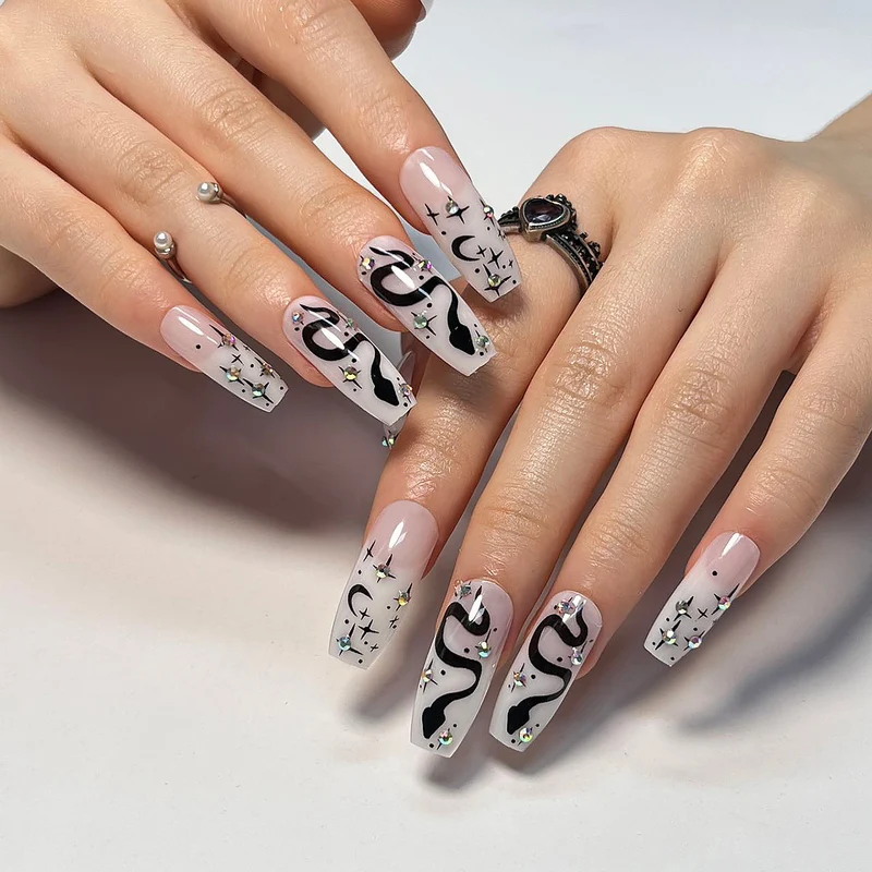Kunstvolle Gel-Nägel mit elegantem 3D-Motiv und Glitzerakzenten Karnz