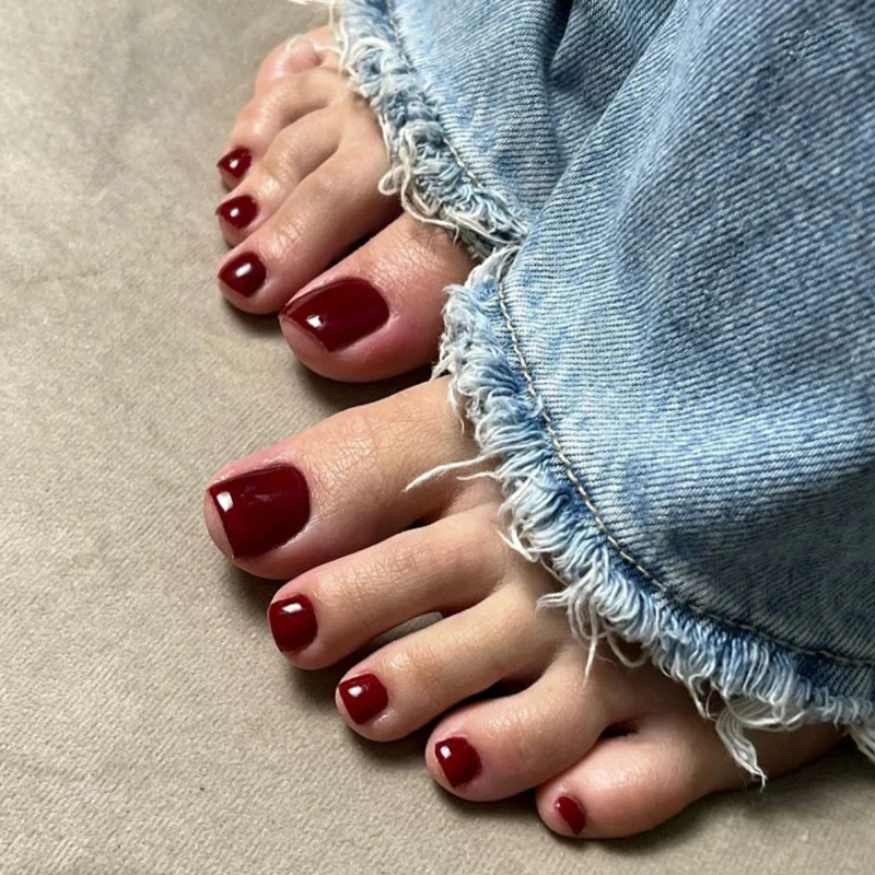 Kunstvolle Fußnagelverzierung mit elegantem Goldakzent Karnz