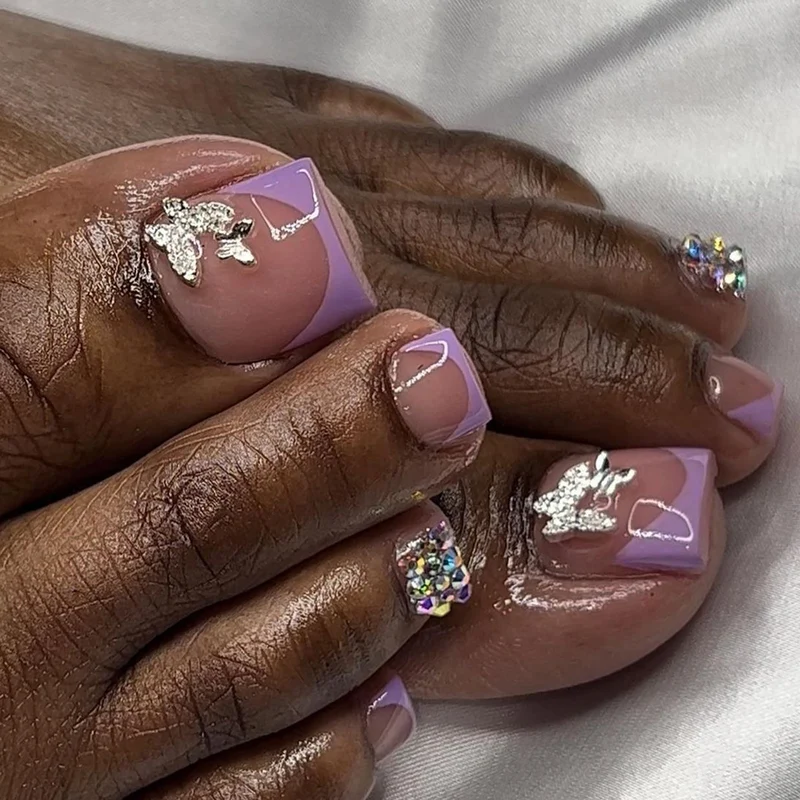 Kunstvolle Fußnagelverzierung mit elegantem Goldakzent Karnz