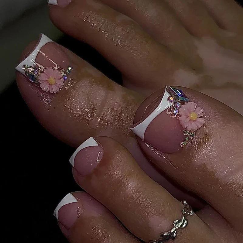 Kunstvolle Fußnagelverzierung mit elegantem Goldakzent Karnz