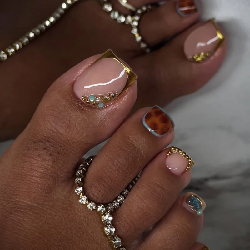 Kunstvolle Fußnagelverzierung mit elegantem Goldakzent Karnz
