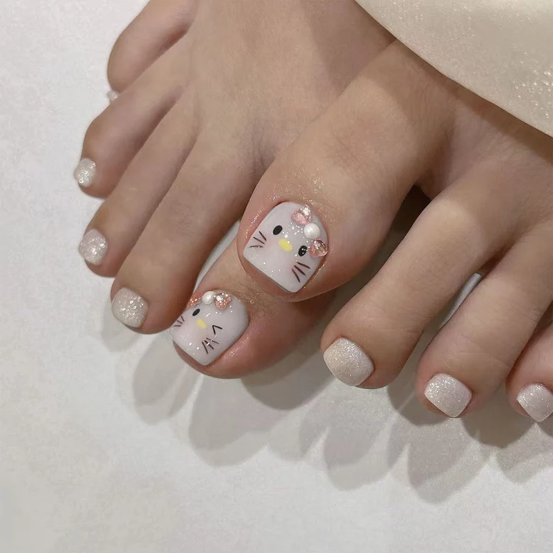 Kunstvolle Fußnagelverzierung mit elegantem Goldakzent Karnz