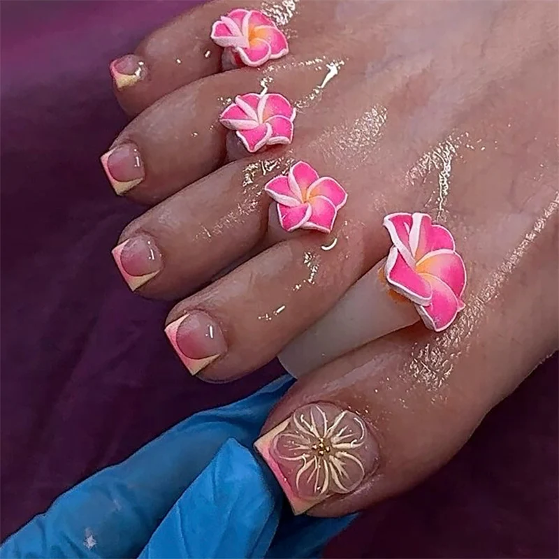 Kunstvolle Fußnagelverzierung mit elegantem Goldakzent Karnz