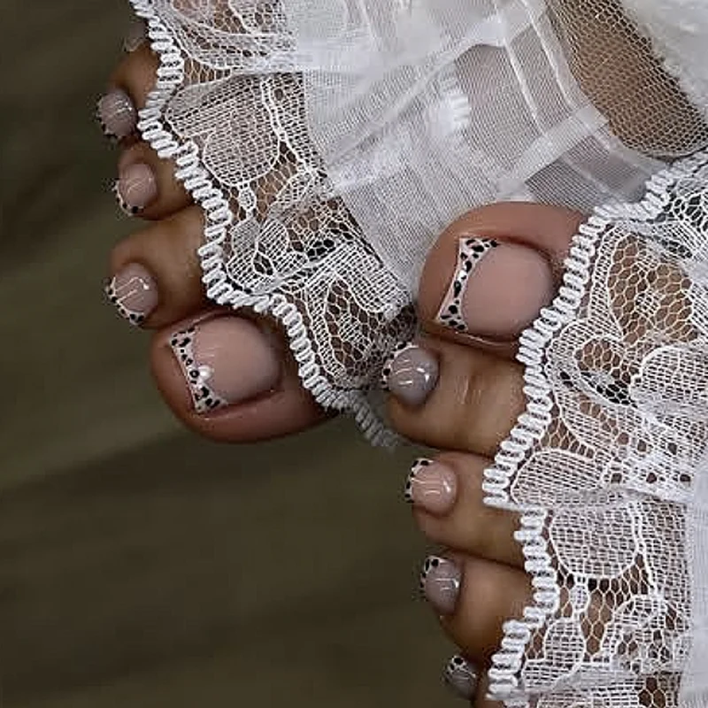 Kunstvolle Fußnagelverzierung mit elegantem Goldakzent Karnz