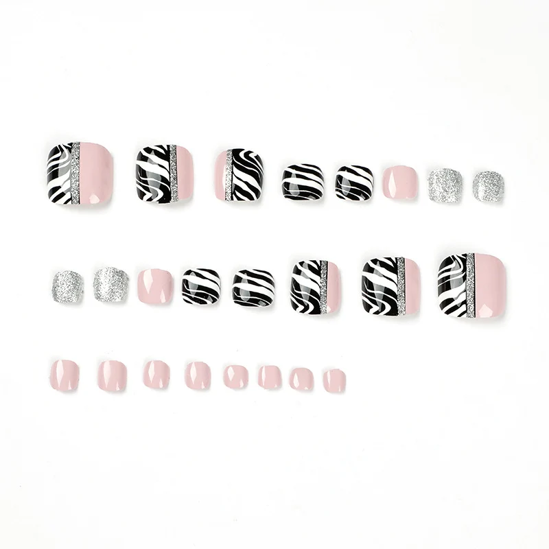 Kunstvolle Fußnagelkunst mit Zebra-Muster und Glitzerakzenten Karnz