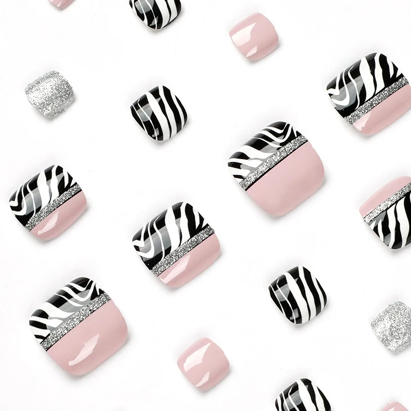Kunstvolle Fußnagelkunst mit Zebra-Muster und Glitzerakzenten Karnz