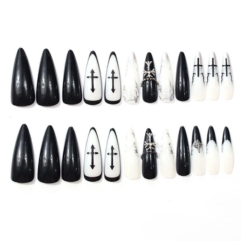 Gothic-inspirierte Stiletto-Nagelkunstverlängerungen Karnz