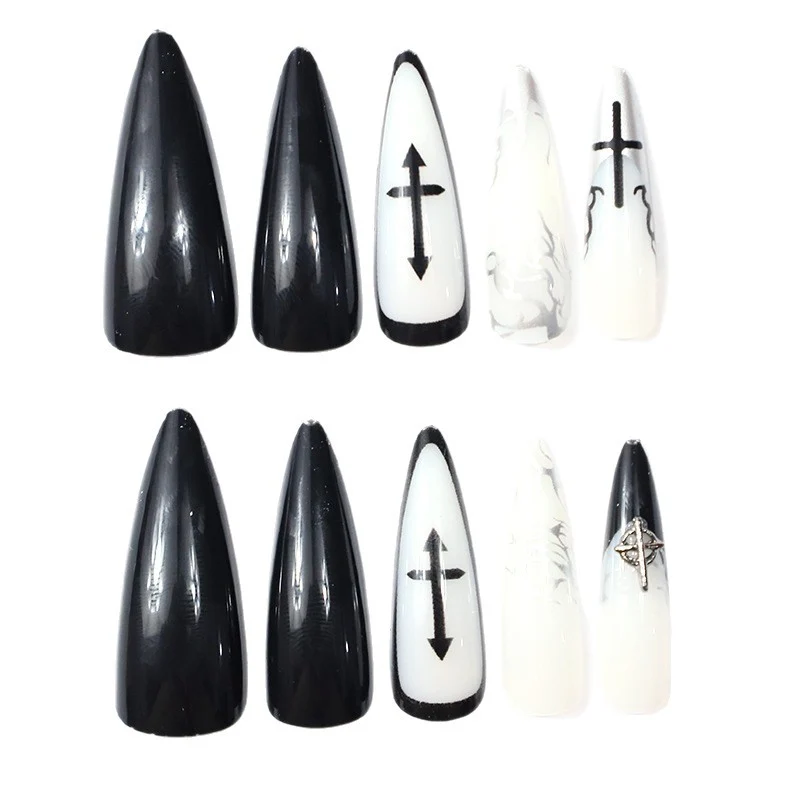 Gothic-inspirierte Stiletto-Nagelkunstverlängerungen Karnz