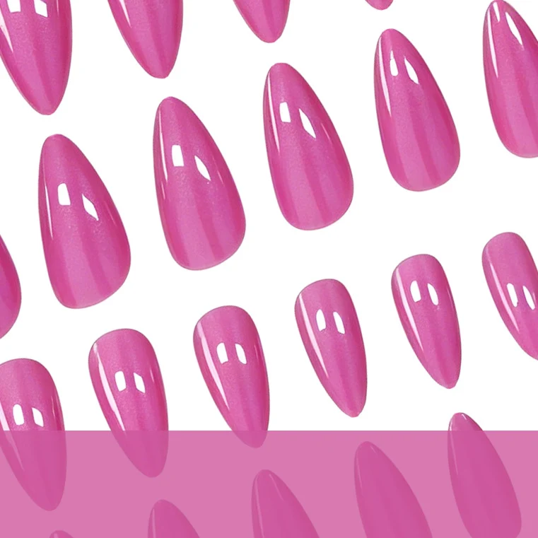 Glänzende Stiletto-Nagelverzierungen Karnz