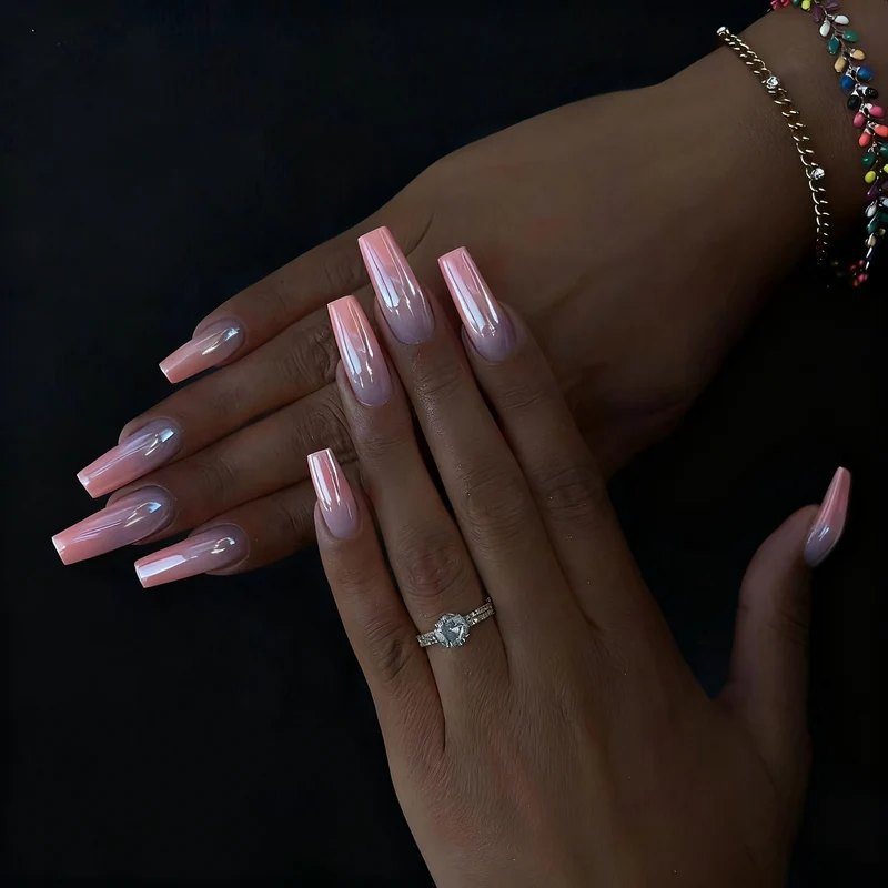 Glänzende Ombre-Nagelverzierungen Karnz
